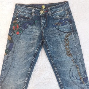 Coola lågmidjade jeans med detaljer - Så snygga och unika jeans från märket Desigual, storlek 24. För fler bilder skriv gärna 💕