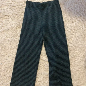 Zara byxor - Sköna fest byxor.  Storlek M men skulle säga de passar mer storlek S💞 prislapp kvar. Köpt för 350kr