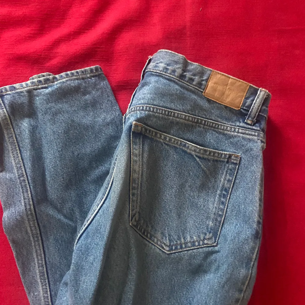 Blåa weekday jeans som är i 9/10 skick Modell Space W30 L34 Köpta för 600kr. Jeans & Byxor.