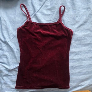 Fint linne i sammet - Fint vinrött linne, perfekt festtopp. Säljer pga kommer inte till användning