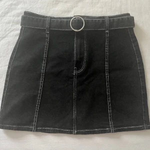 Svart högmidjad jeans minikjol - Svart högmidjad jeans minikjol från Bershka💕 använd några gånger