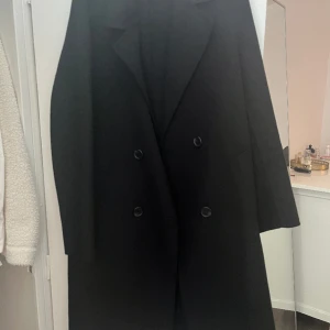 Zara kappa  - Köpt förra året, använd men i bra skick. Jag är 170 cm och den går till mina knän. En knapp att gått av men finns kvar och skickas med så att man kan sy på den om man vill. Köpt för 1599.