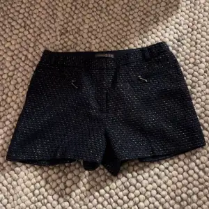 Så snygga glittriga shorts i tweedmaterial. Det står strl 38 men skulle säga att de är en 36-38. Har ej bilder på då de är för stora men, skriv gärna vid frågor💕