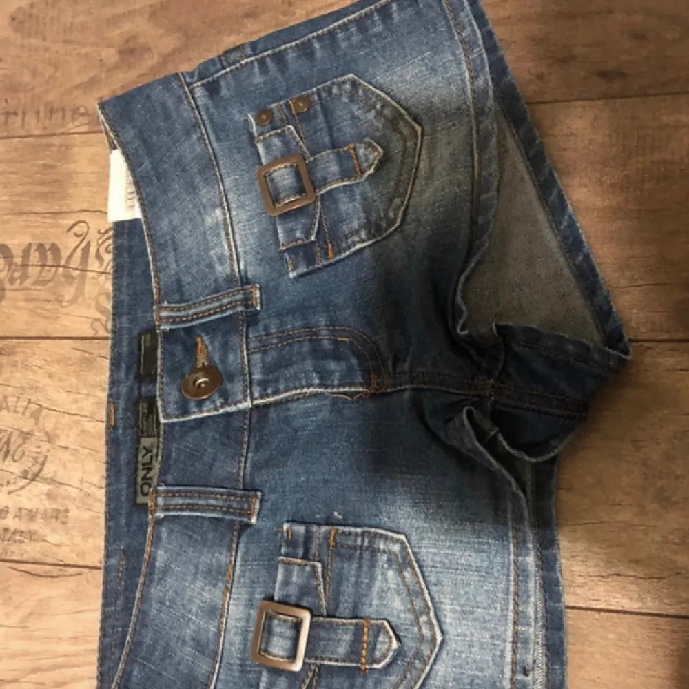 Super fina Lowwaist jeansshorts med midjemått 36cm. Väldigt dyra i nypris men priset kan diskuteras!. Shorts.