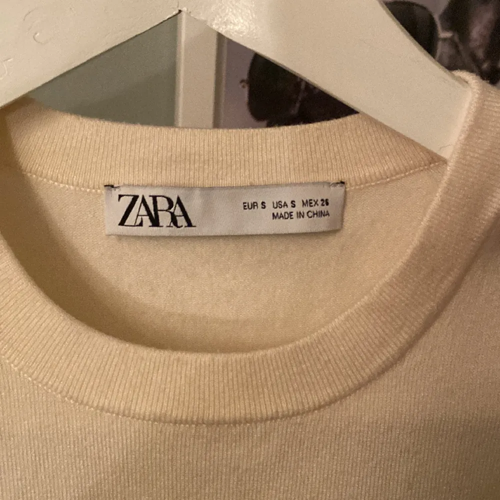 Säljer denna jättegulliga zara tröja!🥰❤️‍🔥 säljer pga använder inte!🫶 använd 2-3 gånger. Lite nopprig vid ärmarna men inget som märks när man har på sig den.❤️ köparen står för frakt 🚚 📦 köp via köp nu!❤️❤️‍🔥 köpt för 299 säljer för 190kr!. T-shirts.