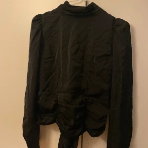 Blus - Fin Vardags/fest tröja från ginatricot 