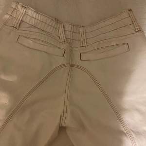 lågmidjade/midwaist coola cargo jeans, säljer då det inte längre är min stil. Liten diskret röd missfärgning på två ställen. Syns inte alls mycket!💞 diskuterbart pris