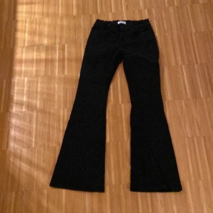 Lågmidjade jeans - Lågmidjade bootcut jeans. Fint skick, stl 152
