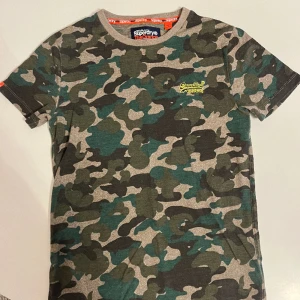 Superdry T-shirt - Säljer min superdry T-shirt som jag växt ur, 9/10 skick, storlek XS