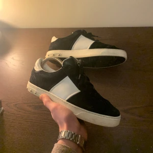 Valentino Flycrews - Äkta Valentino Flycrews  |  Riktigt bra skick: 9/10, endast 2 nitar borta per sko.  |   Originaldustbag ingår vid köp (se bild 2).   |     Storlek 40 1/2 men passar 41. Vid funderingar är det bara att fråga!