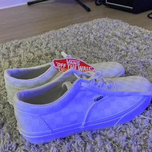 Vita Vans Skor - Ett par vita vans skor som aldrig är använda! 🌸 Dem har lappen kvar och är i storlek 40 men dem passar storlek 39 också! Dem har ett litet mönster (se bild 3) men man ser det knappt!✨Priset är inte hugget i sten!🤍