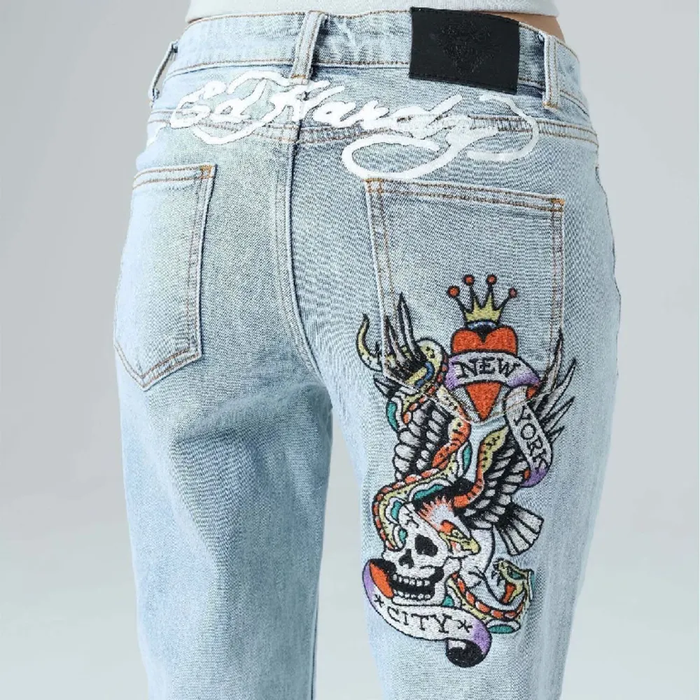 Säljer dessa as coola jeans från Ed Hardy. Helt nyskick knappt använda🌸❤️. Jeans & Byxor.