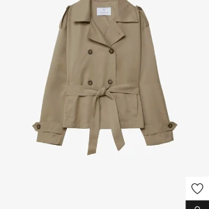 Kappa - Fin vårkappa som är i toppskick, passar till allt och är mycket användbar❤️