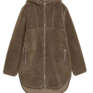 pilejacka från Arket - brun pilejacka som går ovanför knäna med luva. går att laga lätt vid kedja. 