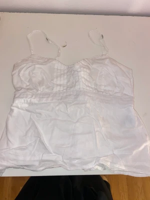 Extrem gullig blus från Hollister - Denna jättefina blus säljer jag nu då den är för liten för mig. Den passar väldigt bra till sommaren, skriv för mått🩷 nypris: 329kr. Kontakta för bättre bild!