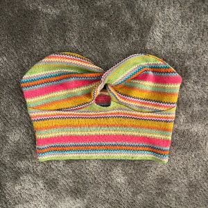 Bandeau topp - Så sött linne i färgglada färger, relativt stretchigt men skulle inte säga att den passar någon över S. Skriv för mått/fler bilder 