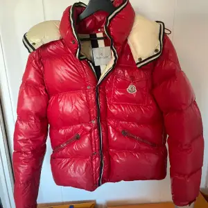 Moncler jacka! Riktigt fet färg! Bra conditon