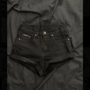 Söta svarta shorts  - Super gulliga svarta shorts som passar S-M. Använda men visar knappast några defects. Priset kan diskuteras och svarar gärna på frågor. 