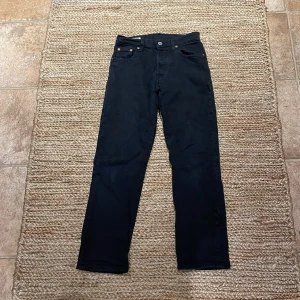 Levis byxor , storlek 152, 200 kr - Hej säljer nu mina riktigt sköna Levis byxor som jag köpt för några år sedan! Inte använt så mycket! Skulle säga att dom är lite mer baggy än slim jeans! Skick 7/10! 