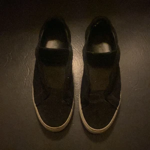 Arigato skor - Strl 41  7,5/10 skick  Litet hål i båda hälarna men inget som märks eller syns när skorna är på fötterna 