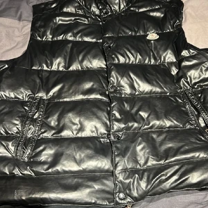 moncler väst - säljer min moncler väst för den är för stor, size 6, är i bra skick, och välanvänd, pris ej hugget i sten, kvitto finns! 