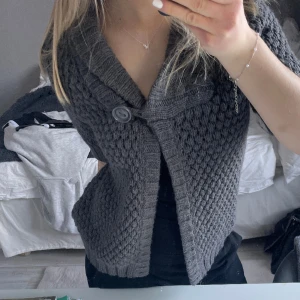 Stickad kofta - Supersöt kofta med kort/trekvartsärm