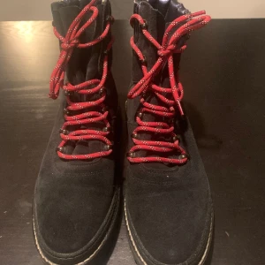 Tommy Hillfiger kängor  - Tommy Hillfiger kängor använda ett fåtal gånger. Säljes för att de är för små för mig. Box saknas.  Pris 950kr