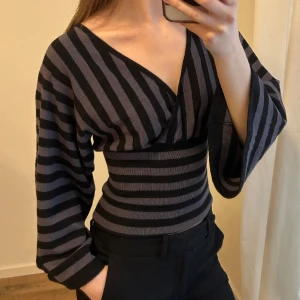 Randig tröja med vida armar - Randig tröja med vida ärmar som passar både till vardag och fest. Stretchig och skön.