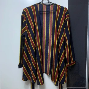 Kofta  - Kofta med knytband, superfin och endast använd en gång 😍🌸 passar även som xs och s.