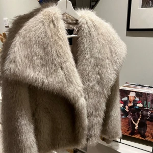 Pälsjacka  - Den populära fuskpälsjackan från Zara! Jackans ordinarie pris är 1295kr. Den är använd fåtal gånger och är i bra skick🩶