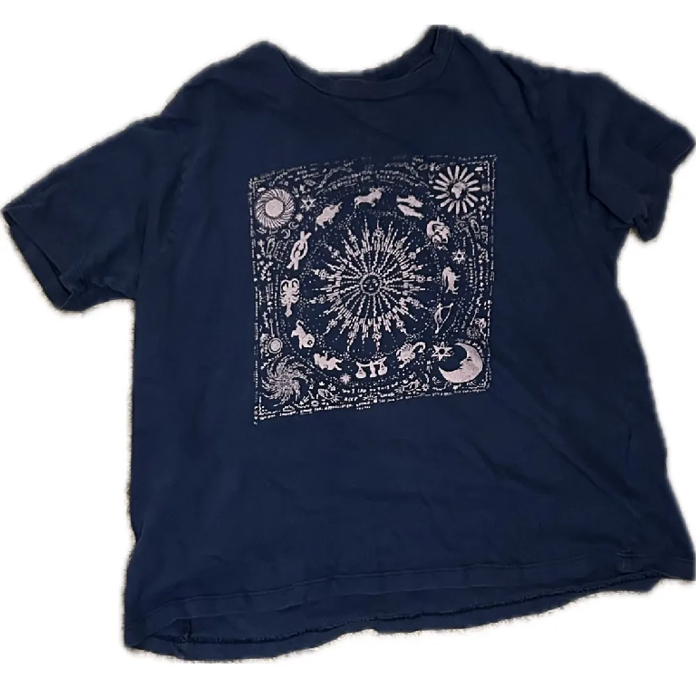 Säljer denna blåa T-shirt med  coolt tryck på. Den är storlek S-M och jag köpte den från Sellpy.. T-shirts.