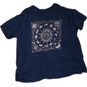 Säljer denna blåa T-shirt med  coolt tryck på. Den är storlek S-M och jag köpte den från Sellpy.