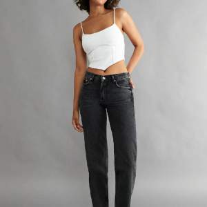lågmidjade svarta raka jeans från Gina tricot, storlek 36 men lite små i storleken så passar även för dig som har storlek 34. Superbra skick, använda kanske 10 gånger. Nypris 500 kr ⭐️