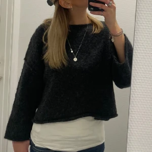 Stickad kortare tröja ifrån zara - Säljer denna superfina stickade tröja med skarpa sömmar ifrån zara, så snygg med ett linne under!😍 Har klippt av lappen i nacken då den skavde något men annars är den som i nyskick💗