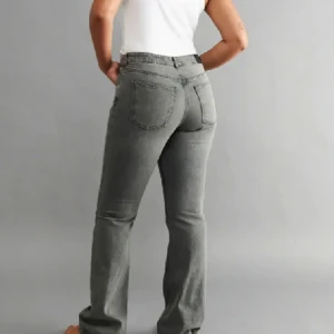 Grå jeans - Gråa jeans från Gina som är raka/utsvängda i modellen💗