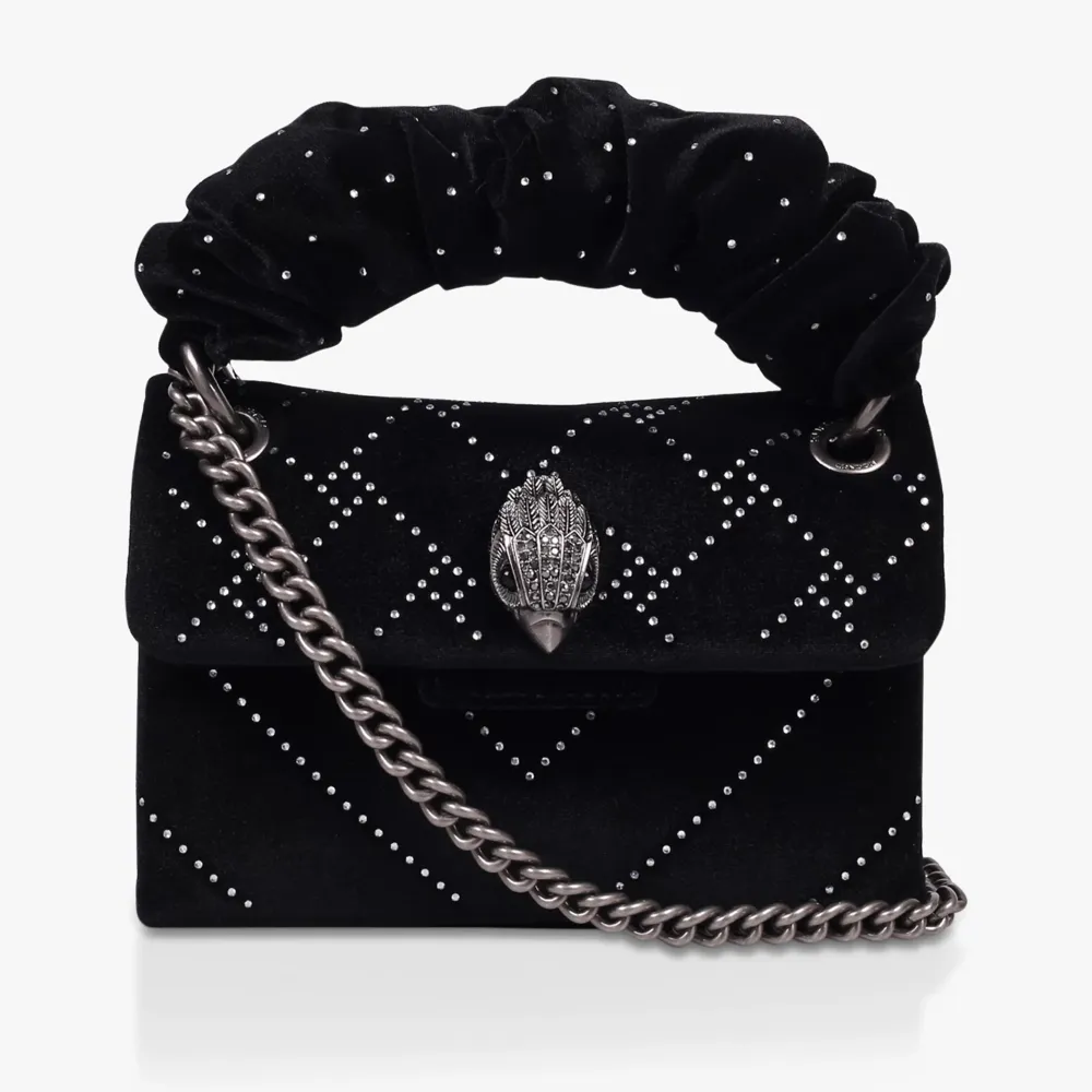 Säljer min kurt geiger väska. Modell ”Kurt Geiger London Kensington Ruched Handle Velvet Mini Bag, Black”. Sparsamt använd, inköpt på Zalando. Kan gå ner i pris vid snabb affär😊. Accessoarer.