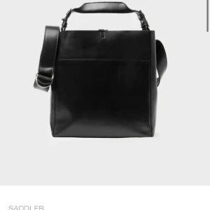 Saddler läderväska MAYO - Säljer min axelremsväska i modellen Mayo, från saddler.se. Äkta koläder, nypris: 1999 kr men pris kan diskuteras. Använd ett par gånger. För mer bilder, skriv privat📥  