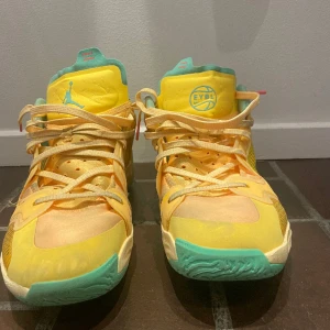 Jordan 37 ( EYBL) - Ett par riktigt bra basketskor av EYBL. Knappt använda och funkar precis som nya. Säljer då dem jag vuxit ur mig, köpta på nike. Fler frågor så är det bara att kontakta!   Skick:9/10 Nypris: 2700 kr Mitt pris 1700 kr  Självklart äkta!