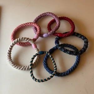 KNEKKI tofsar - Säljer 7 st k ja äter fina knekkis pga att jag tappat intresse, två an dem är använda (den rosa och röda) men rösten är oanvända.  Dem är alla äkta men vet inte riktigt vad dem är värda. 