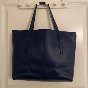 Väska - Rymlig blå väska perfekt att ha till tex skolan💕 Har tyvärr inte fått mycket användning för den, dvs i mycket fint skick! Pris kan diskuteras💓