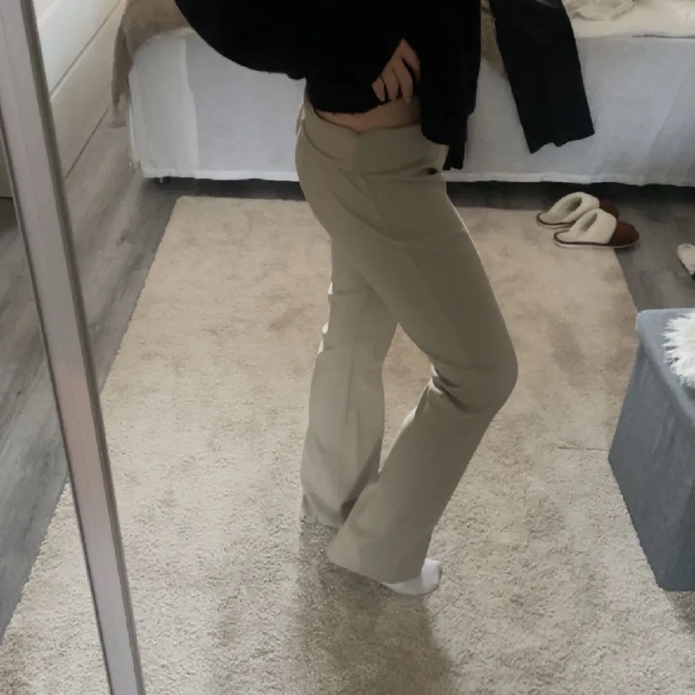 Säljer dessa skit snygga kostymbyxor då de aldrig kommer till användning. Står inte storlek men de passar mig som har xs-s. Bootcut och midwaist men kan rulla ner så att de blir low💗. Farkut & Housut.