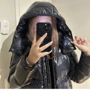 Glansig tommy hilfiger jacka! - En jätte snygg och varm tommy hilfigher jacka som jag säljer pga den inte kommer till användning. Pris kan diskuteras.💞