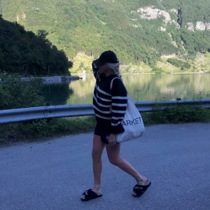 Stickad tröja - Randig stickad tröja från gina