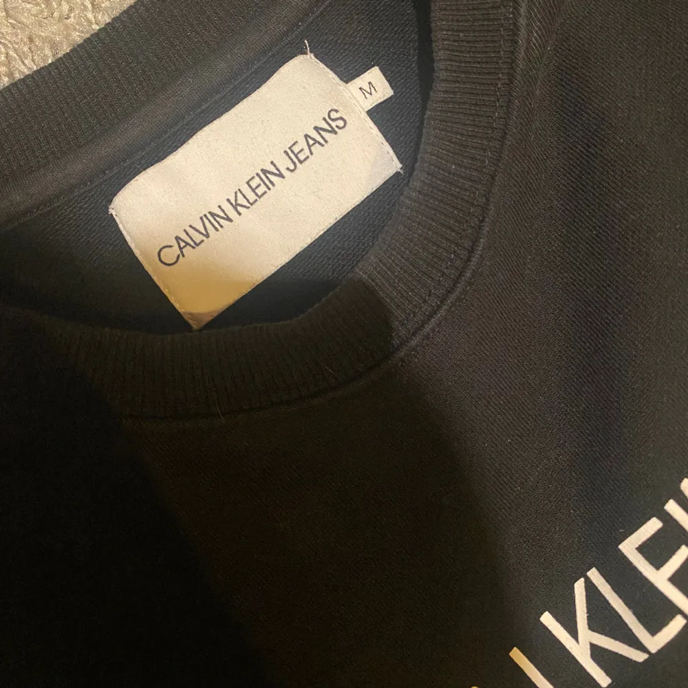 Svart Calvin Klein sweatshirt som endast är använd ett fåtal gånger. Köpt för 500kr. Skulle säga att den är S/M. Tröjor & Koftor.