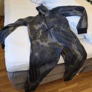 Adidas dress  - Helt nyköpt adidas dress till min bror, var dock för liten… perfekt skick osv. Kontakta för mer info.