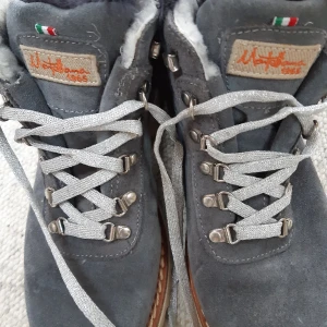 Hikerkänga  - Italienska Montelliana Hikerkänga gråa med silver skosnören, äkta mocka och äkta päls . Helt nya endast provade köpt förra året bara legat i garderoben. 