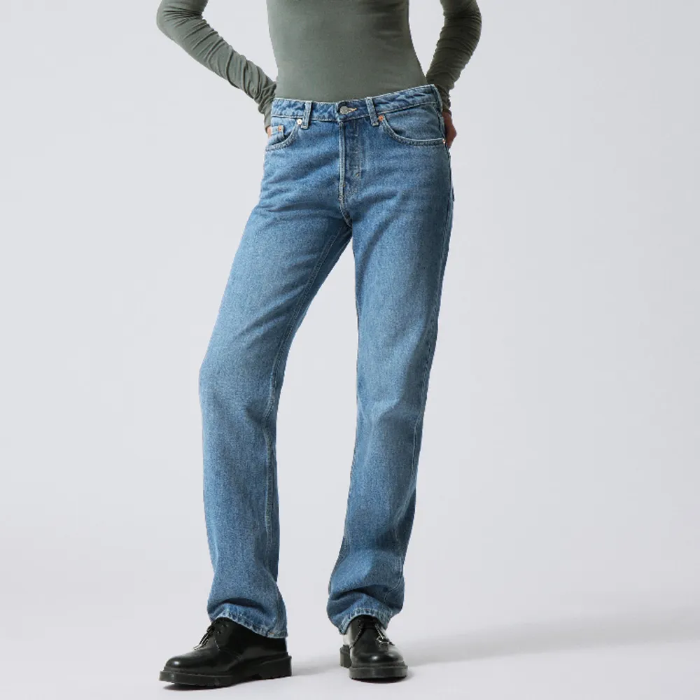 !! Säljer jeansen på första bilden, men de sitter som på andra !!  Superfina ljusblå jeans från weekday, men passar tyvärr inte. Helt oanvända, nya utan prislapp🩵🩵 modell: pin mid straight . Jeans & Byxor.
