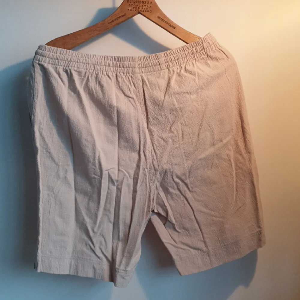 Shorts Storlek L Midjemått 38 cm Längd 48 cm  material 100 % Bomull . Jeans & Byxor.