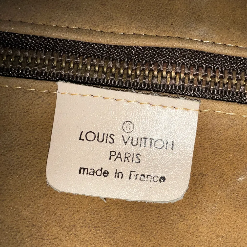 Handbag from Louis Vuitton. Bought in Paris. Selling because I don’t use it. Very good condition.  20 x 22.5 x 10 cm. Väskor.