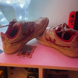 Lost boys - Storlek 38 dom är ganska slitna och använda priset går att pruta.